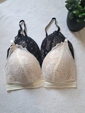 Set Of 2 Hush Lace Bras Womens Size 36C Black Cream Lace Wireless Bras Feminine